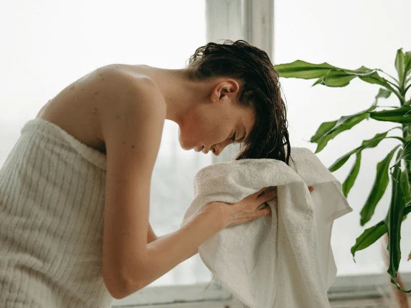 Lượng dầu từ da và tóc dính trên khăn không thể khiến mụn nghiêm trọng hơn
