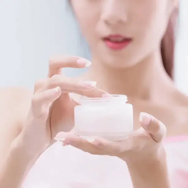 Dùng kem dưỡng ẩm sáng và tối sau khi chấm mụn Dùng kem dưỡng ẩm sáng và tối sau khi chấm mụn