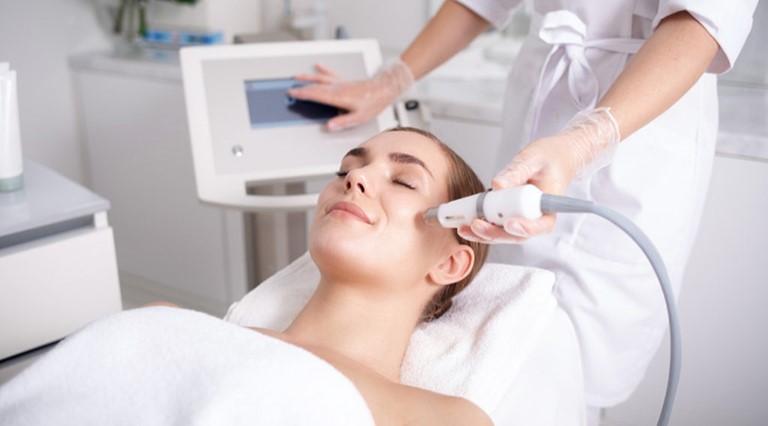 CHUYỂN GIAO CÔNG NGHỆ ĐIỀU TRỊ THÂM UY TÍN TẠI REVSKIN Ngày càng có nhiều công nghệ điều trị thâm mang lại hiệu quả cao và an toàn cho da