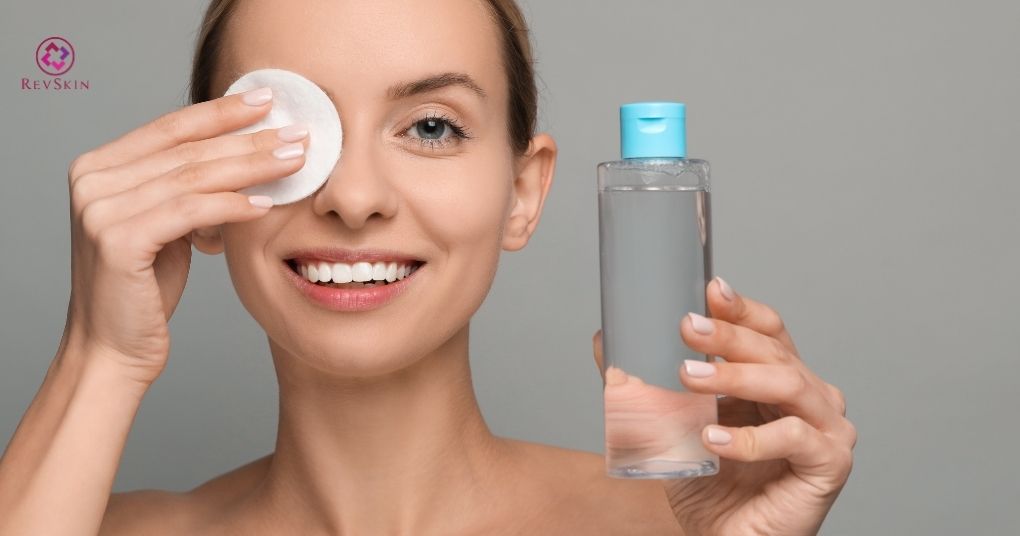 làm sạch nhẹ nhàng cho da mụn ở má