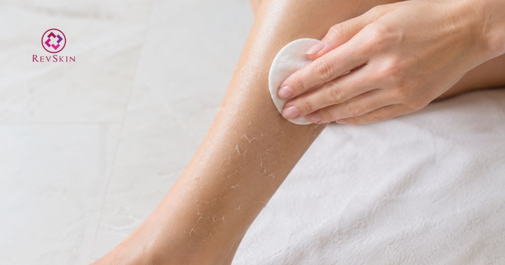 làm sạch nhẹ nhàng sau peel da chân